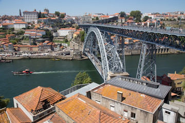 Fototapeta na wymiar Porto, Portugal: Die berühmte Brücke Ponte Dom Luis I - Blick auf die Altstadt Viertel Riberia und Baixa