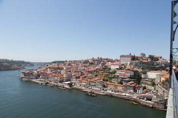 Fototapeta na wymiar Porto, Portugal: Die berühmte Brücke Ponte Dom Luis I - Blick auf das Altstadt Viertel Riberia
