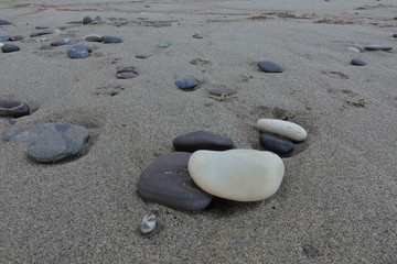 ciottoli erosi dal mare sulla spiaggia