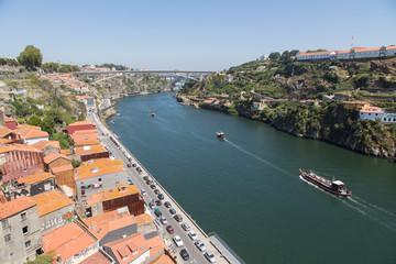 Porto, Portugal: Blick von der Eisenbrücke Ponte Dom Luis I auf die neue Brücke Ponto do Infante über den Fluss Douro sowie das ehemalige Kloster Serra do Pilar