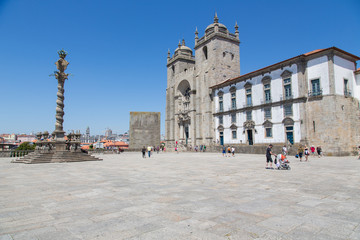 Fototapeta na wymiar Porto, Portugal: Platz vor der Kathedrale Sé do Porte mit dem Pranger Terreiro da Sé