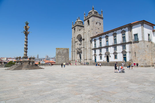 Porto, Portugal: Platz vor der Kathedrale S&eacute; do Porte mit dem Pranger Terreiro da S&eacute;
