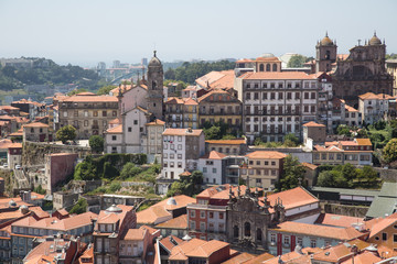 Fototapeta premium Porto, Portugal: Detailansicht auf die Altstadt mit Kirchen und Museen sowie den Aussichtsterrasse Miradouro da vitória 