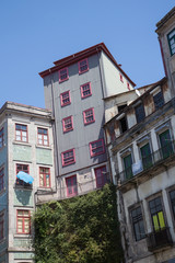 Porto, Portugal: Alte Haus Fassaden mit Fliesen dekoriert im Altstadt Viertel Ribeira 