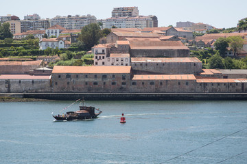 Obraz premium Porto, Portugal: Blick auf die Wein Kellereien im Viertel Vila Nova de Gaia gegenüber der Altstadt am Fluss Douro