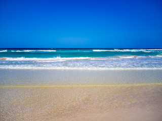 Horizon seen on an empty beach with turquoise water