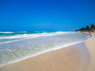 Horizon seen on an empty beach with turquoise water