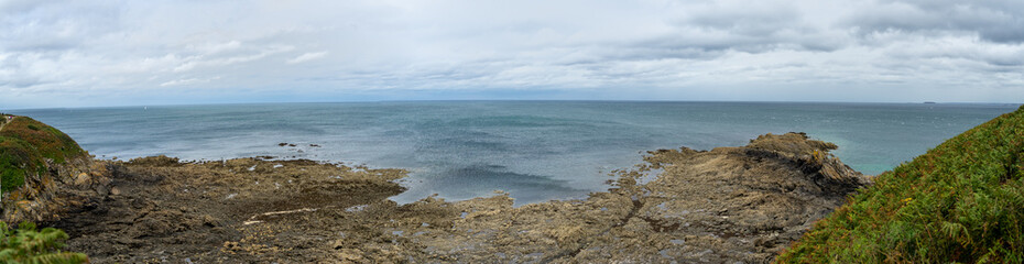 Fototapeta premium French britanny coast during tide and flow