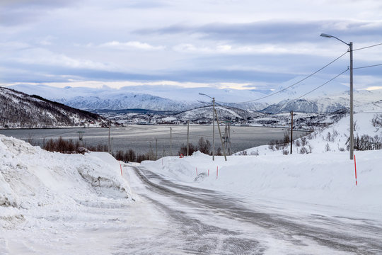 strada ghiacciata battuta dal vento in Norvegia