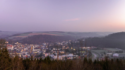 Blick vom Kriebelstein auf Elsterberg im Vogtland bei Sonnenaufgang