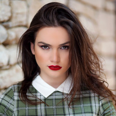 Portrait beauté d'une jeune femme brune