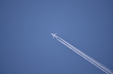 Flugzeug am Himmel