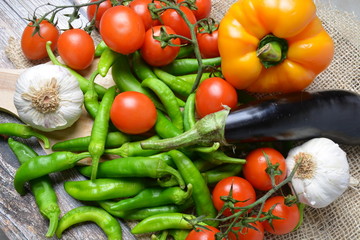 ortaggi freschi melanzane peperoni peperoncini verdi pomodori caglio cibo vegetariano
