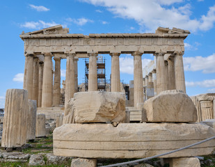 Obraz premium Parthenon. Emblematic temple restored in an archaeological site with Doric columns built in 447 a. C.