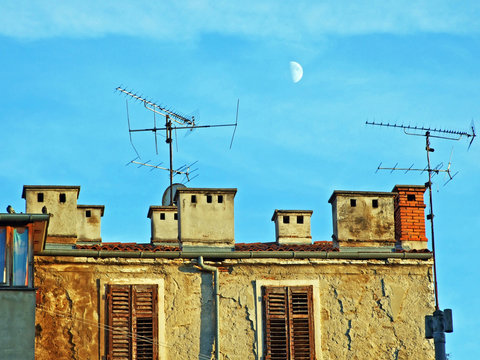 Antennas and chimneys on an old building in the city of Pula - Istria, Croatia (Antene i dimnjaci na staroj zgradi u gradu Puli - Istra, Hrvatska)