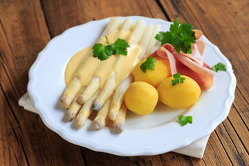 Spargel mit Schinken