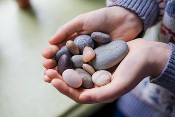 Fototapeta na wymiar sea pebbles in the hands
