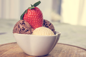 Schoko Vanilie Eiskrem mit Erdbeere