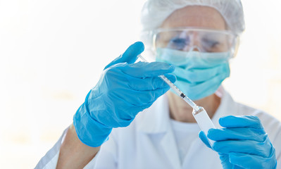 Forscher mit Covid-19 Impfstoff gegen Coronavirus