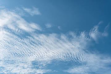 Obraz premium Céu azul com nuvens brancas