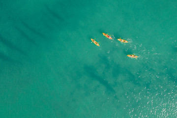 Vista aérea de prática de caiaque em Noosa Heads, Austrália