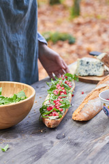bocadillo de pan baguette con vegetales y queso azul