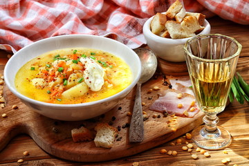 Pea soup with pepper and rusks