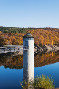 Germany, North Rhine-Westphalia, Clear sky over Urft Dam in autumn