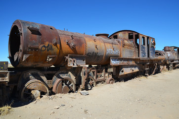 Fototapeta na wymiar Wrak lokomotywy w Uyuni - Boliwia