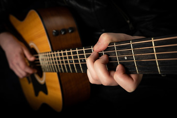Fototapeta na wymiar Auf einer Akustik-Gitarre Musik machen.