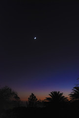 bonito atardecer en la isla de La Palma con la luna de fondo