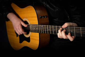 Fototapeta na wymiar Auf einer Akustik-Gitarre Musik machen.