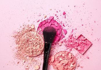 Crushed face powders and makeup brush