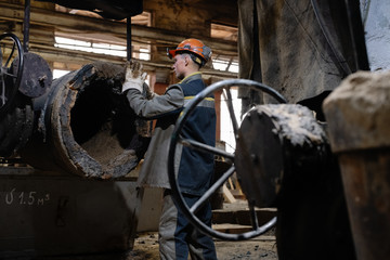 Foundry worker strengthen crucible with clay