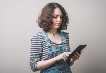 Naklejka premium Beautiful business woman reading tablet computer.