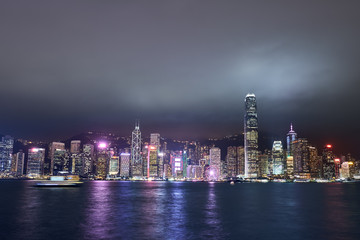 Fototapeta premium Widok na Port Wiktorii i Hongkong w nocy. Miejski krajobraz.