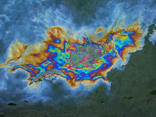 Ölfilm auf Wasseroberfläche