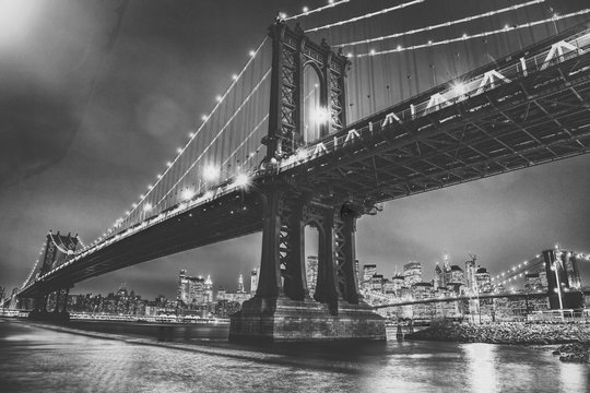 Amazing night view of Manhattan and Brooklyn Bridge at night, winter season, New York City © jovannig