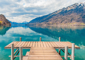 Lago com águas azuis na Suiça