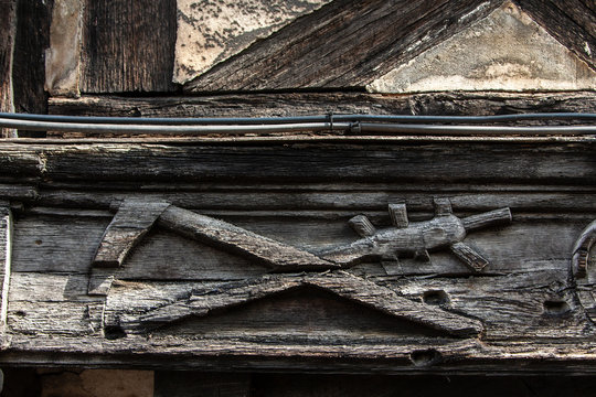 Detailaufnahme des ehemaligen Pestfriedhofs A&icirc;tre Staint Maclou in Rouen in der Normandie