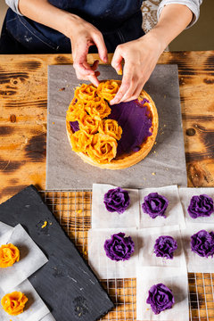 Making sweet potato pie decorated into rose pattern
