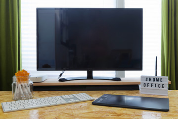 Arbeitsplatz mit Schreibtisch und Computer mit Bildschirm