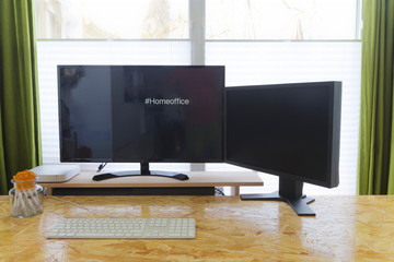 Homeoffice zu Hause mit zwei Monitoren und einem modernen Computer