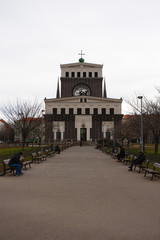 Obraz premium Pathway leading to a modern church building 
