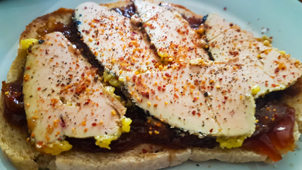 Foie gras sur sa tranche de pain aux figues , chutney d'oignons et confiture de prunes
