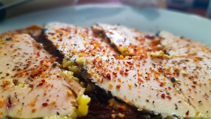 Foie gras sur sa tranche de pain aux figues , chutney d'oignons et confiture de prunes