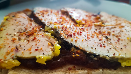 Foie gras sur sa tranche de pain aux figues , chutney d'oignons et confiture de prunes