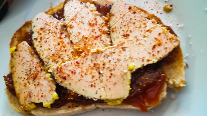 Foie gras sur sa tranche de pain aux figues , chutney d'oignons et confiture de prunes