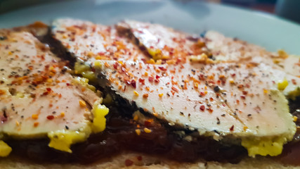 Foie gras sur sa tranche de pain aux figues , chutney d'oignons et confiture de prunes