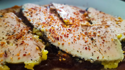 Foie gras sur sa tranche de pain aux figues , chutney d'oignons et confiture de prunes